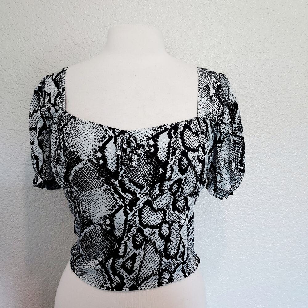 Urban Outfitters Black & White Snake Print Crop Blouse Size M